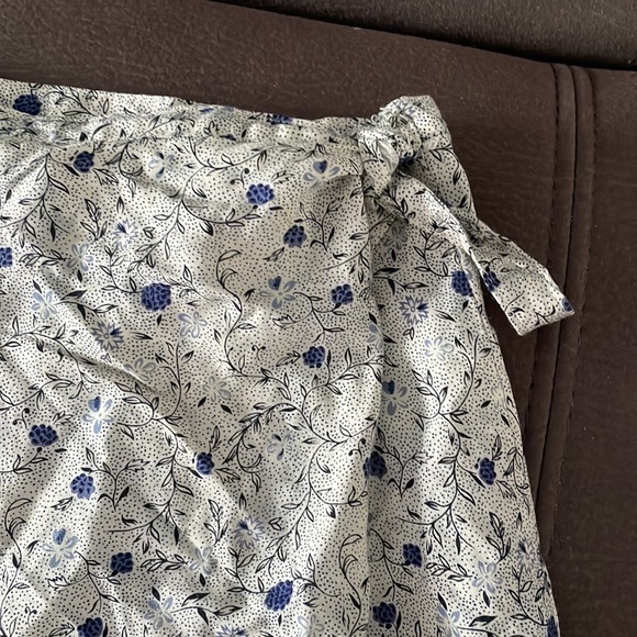 AMERICAN EAGLE OUTFITTERS Flower Design Wrap Around Skirt Size Medium - Picture 3 of 9